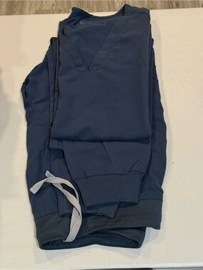 Figs Dark Harbor Medium Petite Zamora with Medium Casma Top